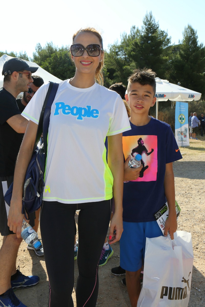 4875 ALEKA KAMILA ME TO GIO TIS ANTREI 1462015