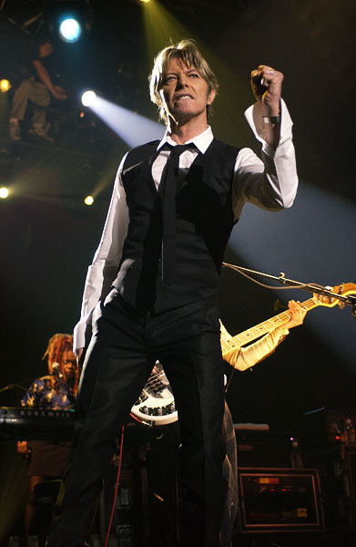 11june2002-david-bowie-fashion-evolution-600.jpg