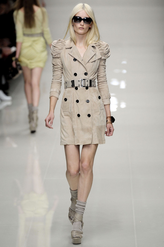 Super-Marvelous-Trench-Coats-You-Need-To-Try-On-This-Season-3-700x1050.jpg
