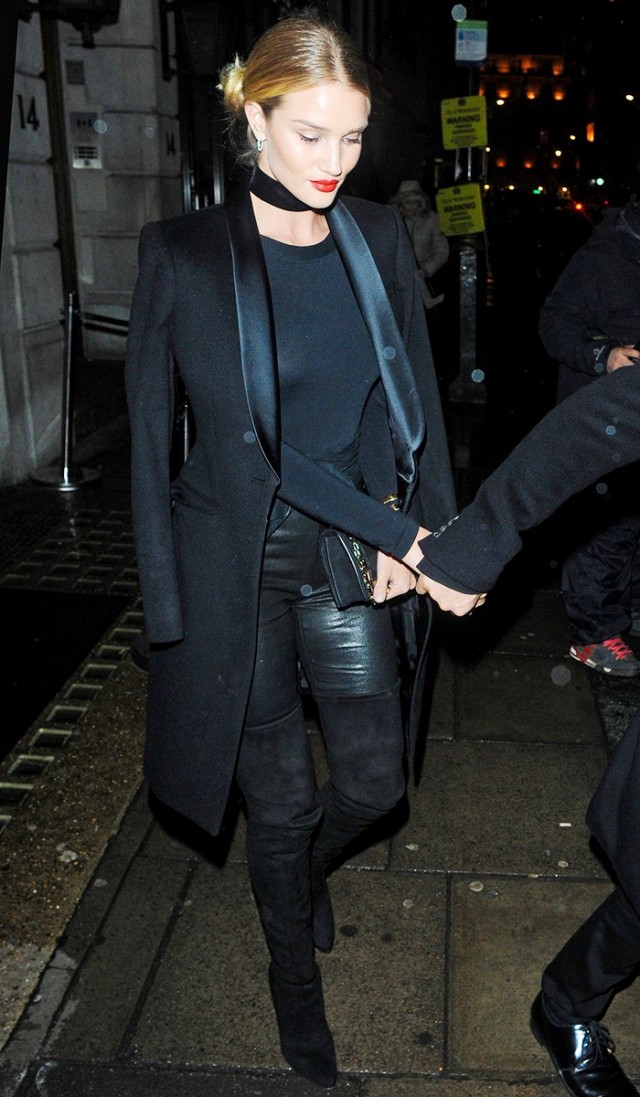 how-rosie-huntington-whiteley-makes-an-all-black-outfit-feel-fresh-1696778.640x0c