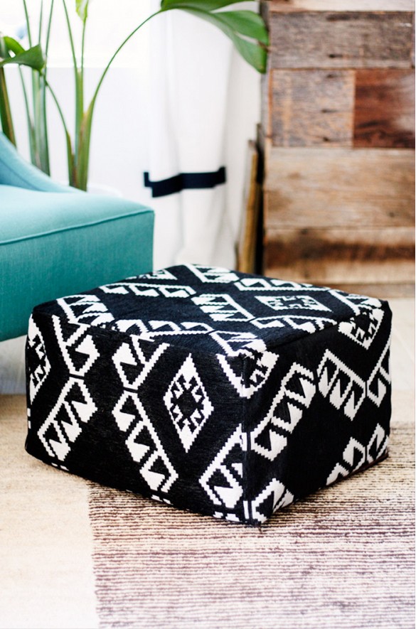 4 poufs