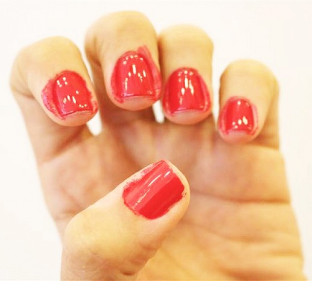 would-you-try-this-purposely-messy-brazilian-manicure-1920323.640x0c