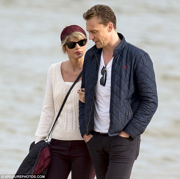 http://www.zappit.gr/wp-content/uploads/2016/08/35B58FB900000578-3675041-Under_the_spotlight_Taylor_Swift_and_Tom_Hiddleston_s_relationsh-m-78_1467718138881.jpg