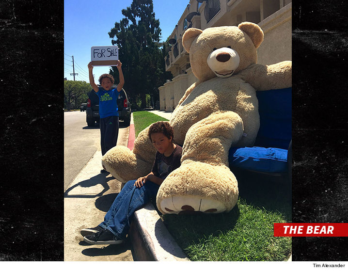 0830-kids-selling-bear-sub-3