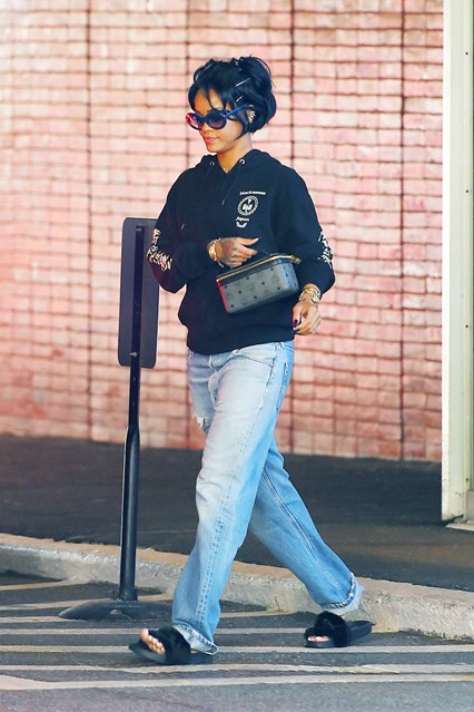 rihanna-vogue-29june16-rex b 426x639