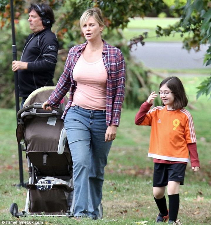 http://www.queen.gr/media/com_news/galleries/2016/09/27/20169/photos/full/38D20E8300000578-3808734-Playing_mom_Charlize_also_filmed_scenes_with_a_child_actor-m-41_1474927127832.jpg