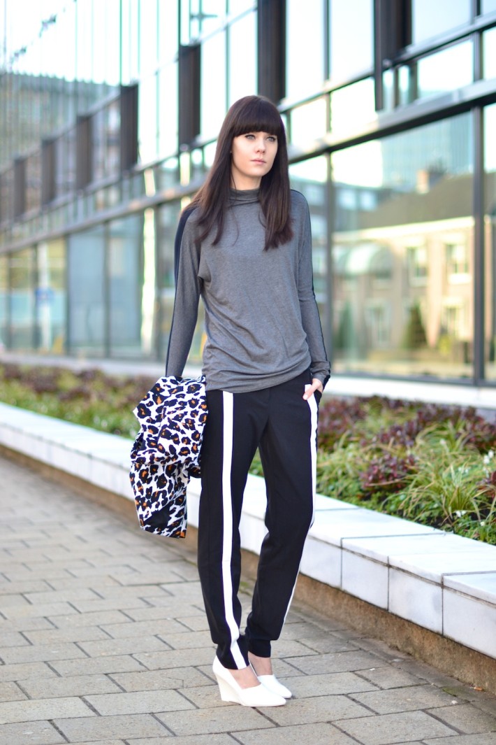 outfit-sports-luxe-trend-inspiration-look-track-pants-monochrome1-710x1065