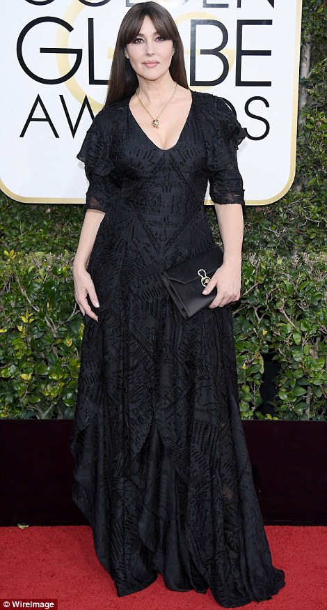3bf7becd00000578-4100390-monica_or_morticia_monica_bellucci_looked_overdone_in_this_frump-m-123_1483927709205