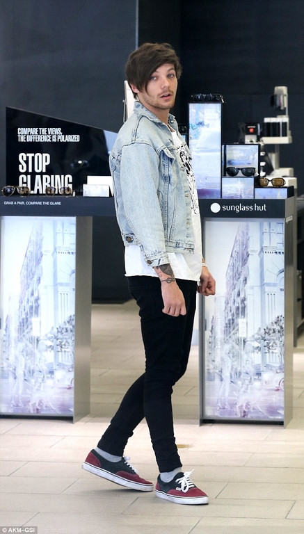 307C474600000578-3412892-Proud_father_Louis_Tomlinson_was_spotted_at_Sunglass_Hut_store_i-m-9_1453509139950