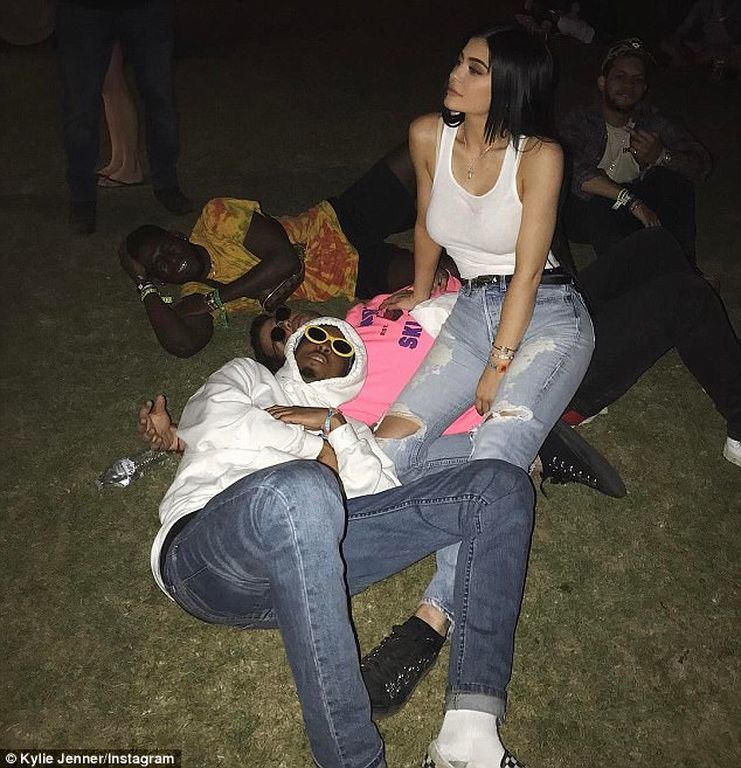 3F800CC400000578-4435988-Fire_Last_week_Kylie_posted_a_picture_of_Scott_and_herself_lying-a-117_1492893272298