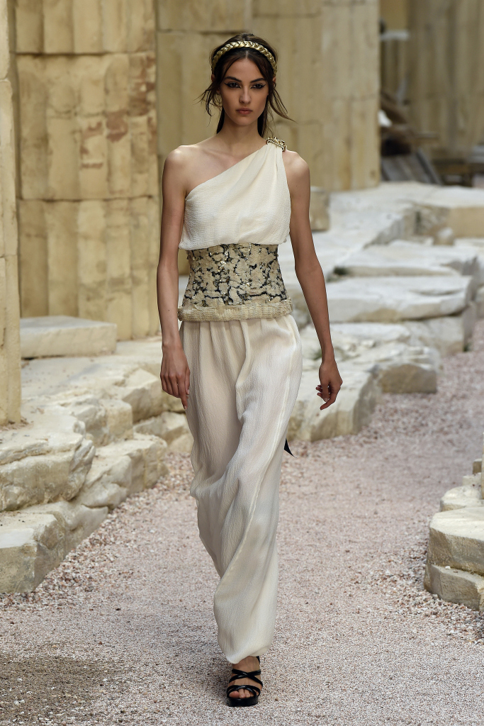 All the Looks From the Chanel Cruise 2018 Show in Paris.