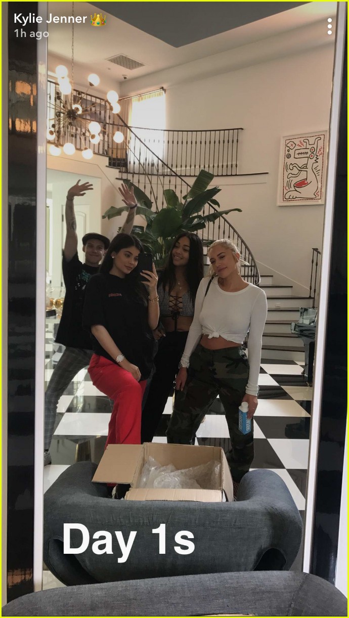 kylie-jenner-is-pregnant-travis-scott-03