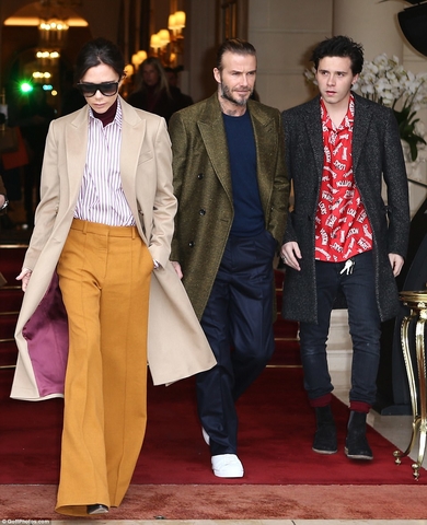 4845438000000578-5284113-Splashing_out_David_and_Victoria_Beckham_were_seen_leaving_The_R-a-10_1516298467398