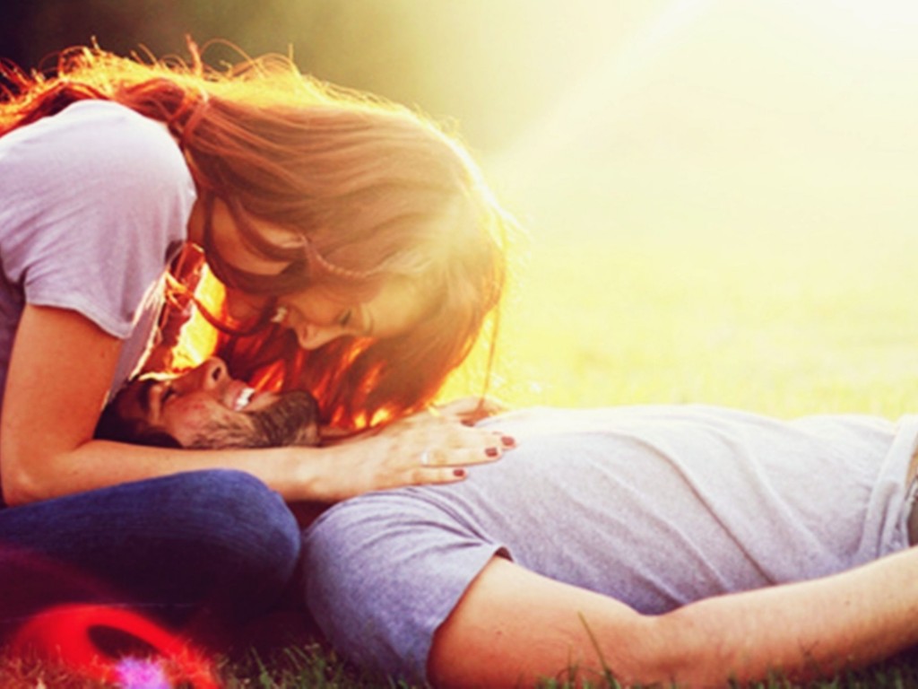 Amazing-Kiss-Love-4K-Wallpaper-1024x768