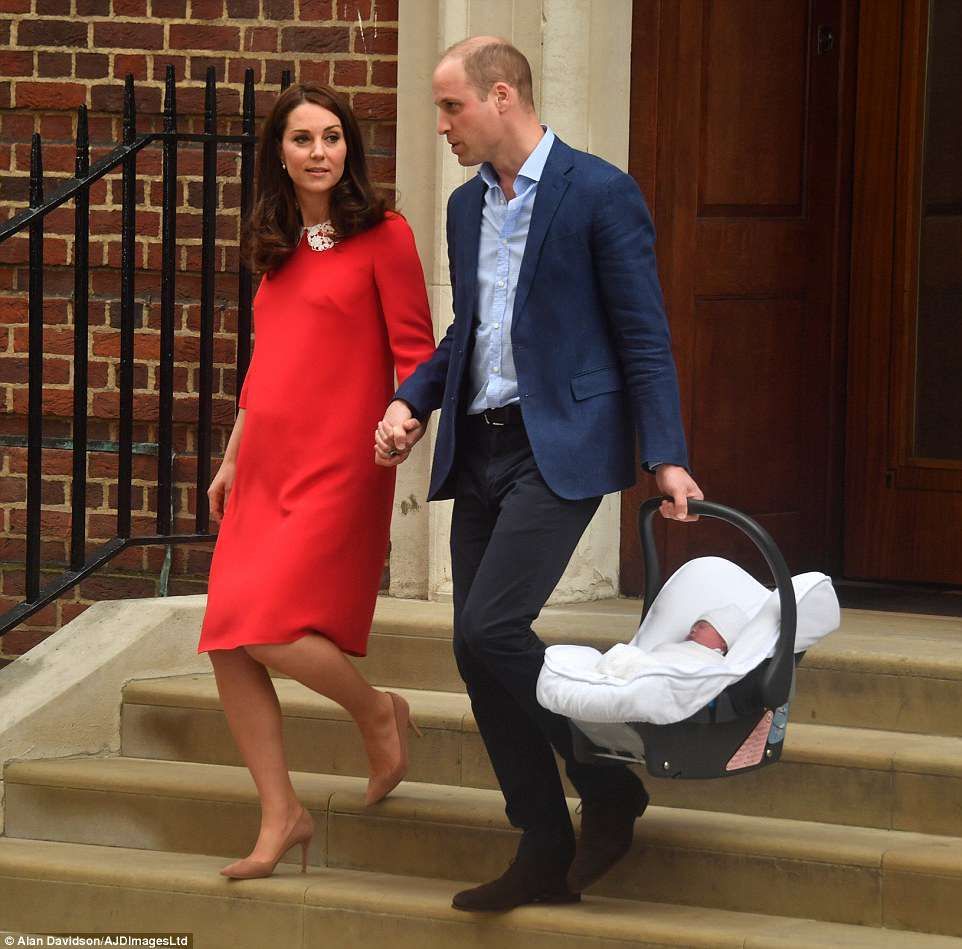 4B7781B500000578-5646889-The_pair_held_hands_as_they_prepared_to_drive_the_baby_home_from-m-33_1524513550154