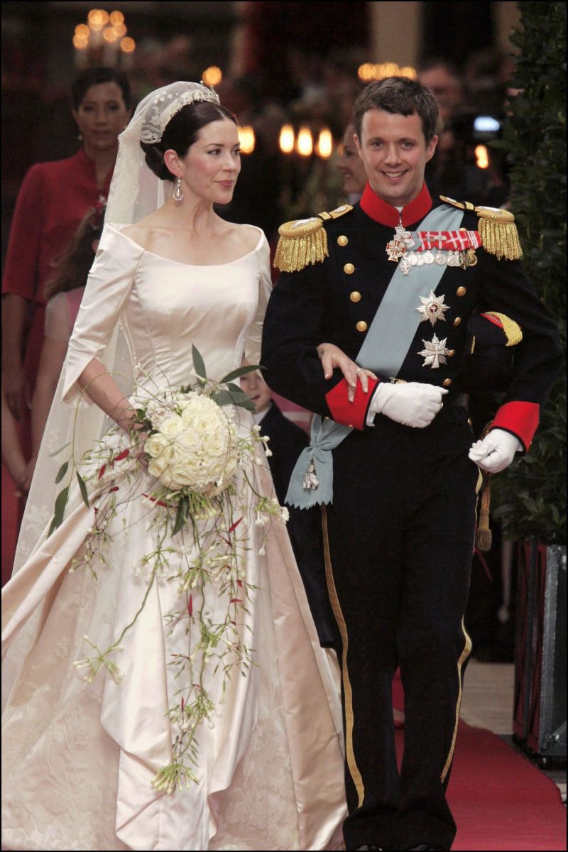 mary-donaldson-of-denmark-wedding-dress-1516607328