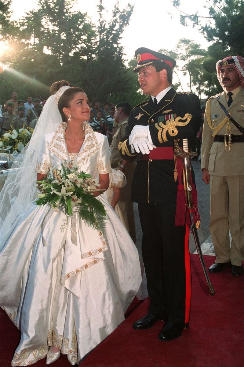 prince-abdullah-and-queen-rania-of-jordan-wedding-dress-1516606518