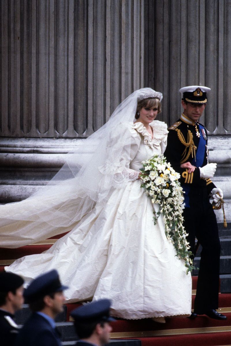 princess-diana-and-prince-charles-of-wales-wedding-dress-1516606110