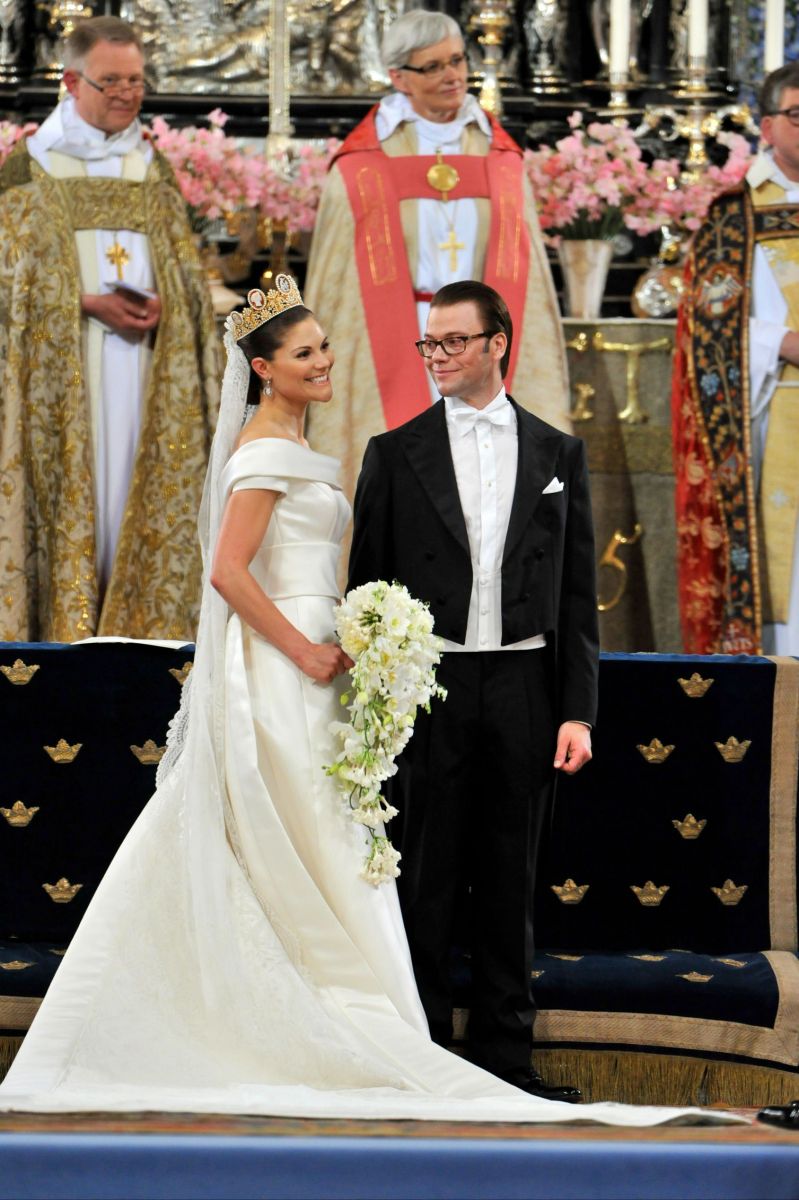 princess-victoria-and-prince-daniel-of-sweden-wedding-dress-1516608002