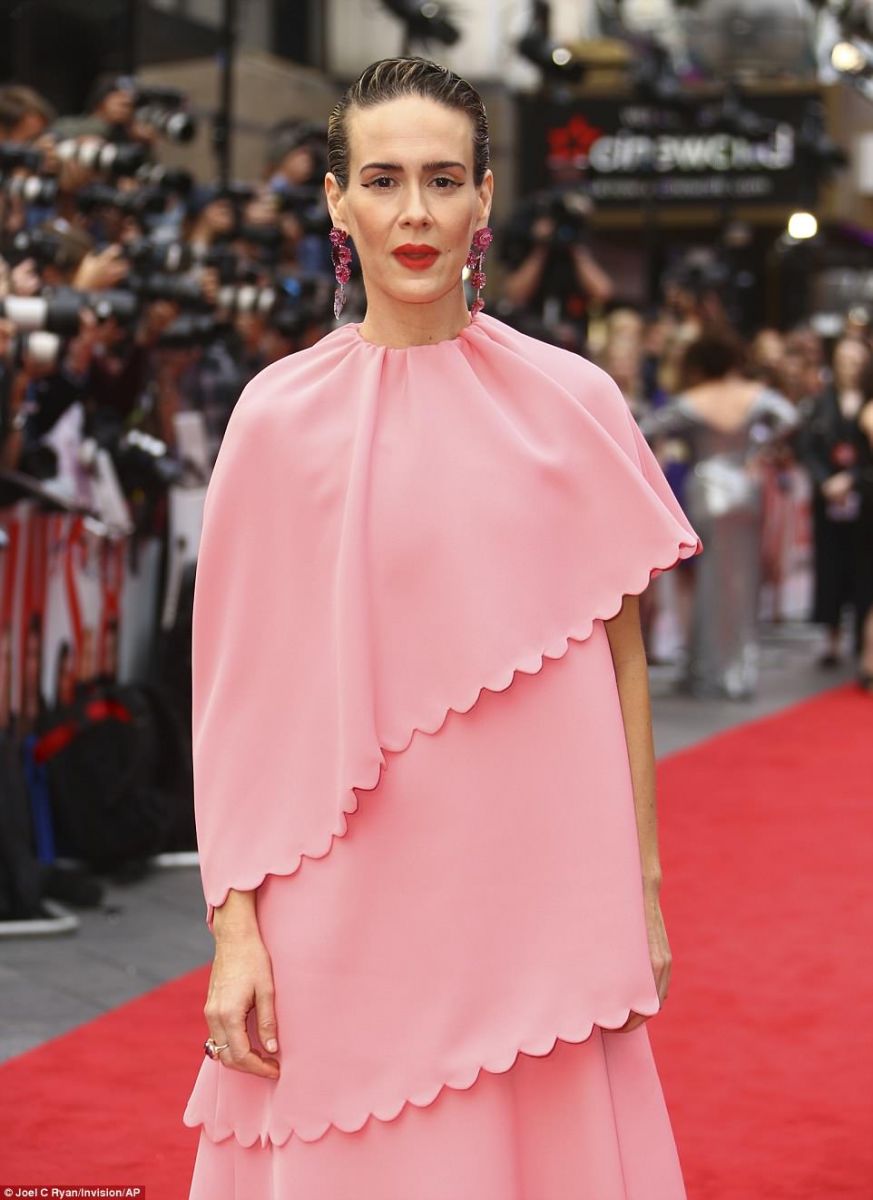 4D31D35600000578-5840657-Dramatic_Sarah_made_a_bold_statement_in_a_pink_layered_frock_on_-m-116_1528915859339
