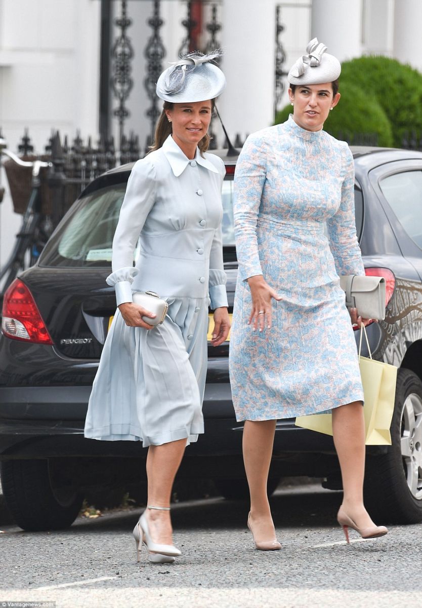 4E10186200000578-5933103-Pregnant_Pippa_Middleton_is_seen_making_her_way_to_her_nephew_s_-a-86_1531150753235