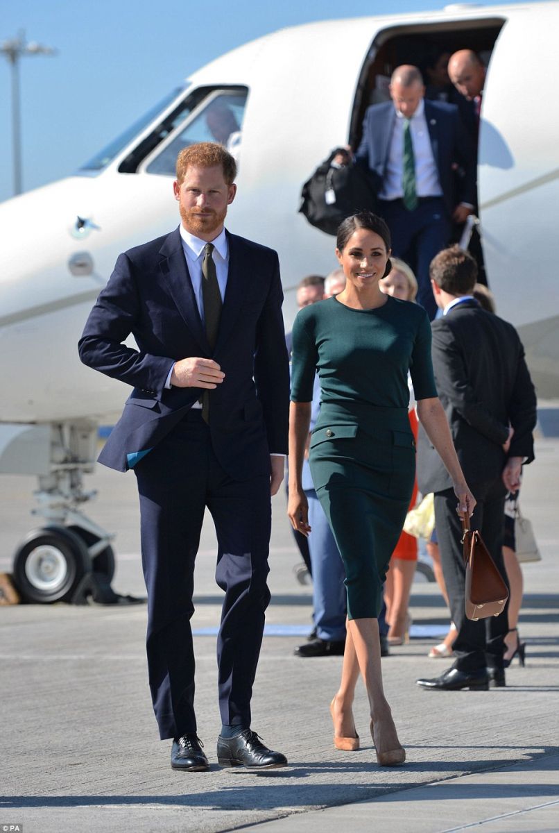 4E18462700000578-5938909-The_Duke_and_Duchess_of_Sussex_arrive_at_Dublin_City_Airport_for-a-27_1531239970816