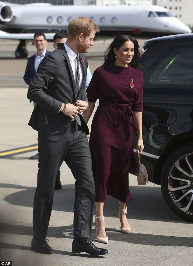 51B5E08E00000578-6324987-Meghan_37_chose_to_pair_the_ankle_skimming_number_with_Aquazzura-a-1_1540693731259