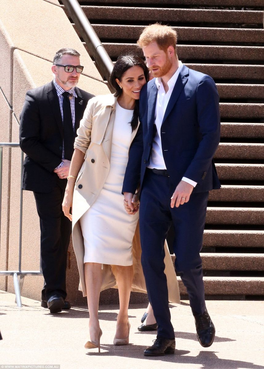 5159EBFB00000578-6280181-Meghan_is_seen_resting_her_head_on_Prince_Harry_s_shoulder_as_th-a-93_1539661912336