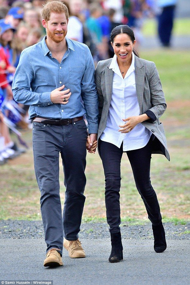 516015A300000578-6284295-The_Duke_and_Duchess_pictured_have_a_busy_day_of_events_ahead_of-a-2_1539738324169