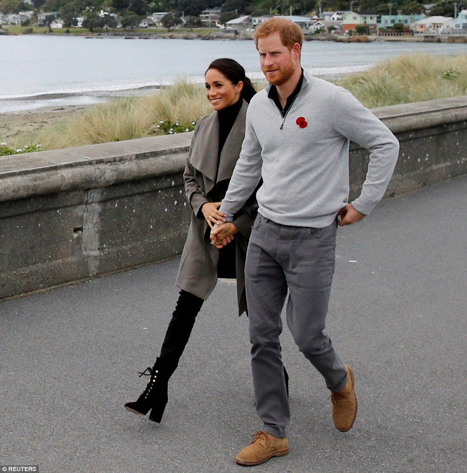 51BDC45D00000578-6326791-Meghan_arrived_at_the_Maranui_Cafe_wearing_a_grey_coat_black_tur-a-26_1540790365571