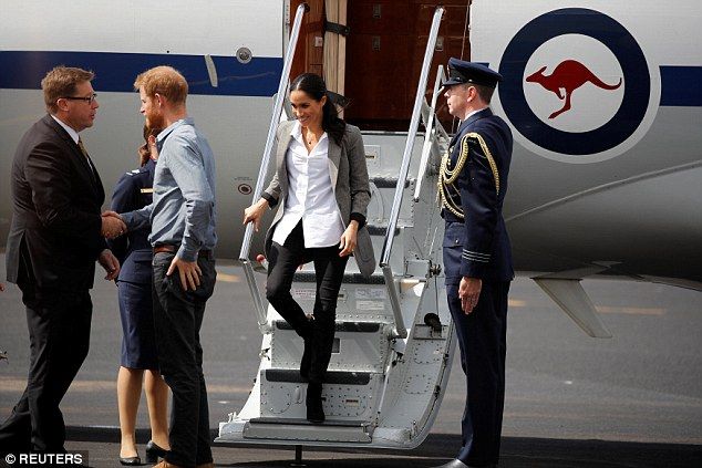 515FFB9100000578-6284295-For_the_occasion_Meghan_pictured_opted_for_black_high_rise_jeans-a-1_1539738323871