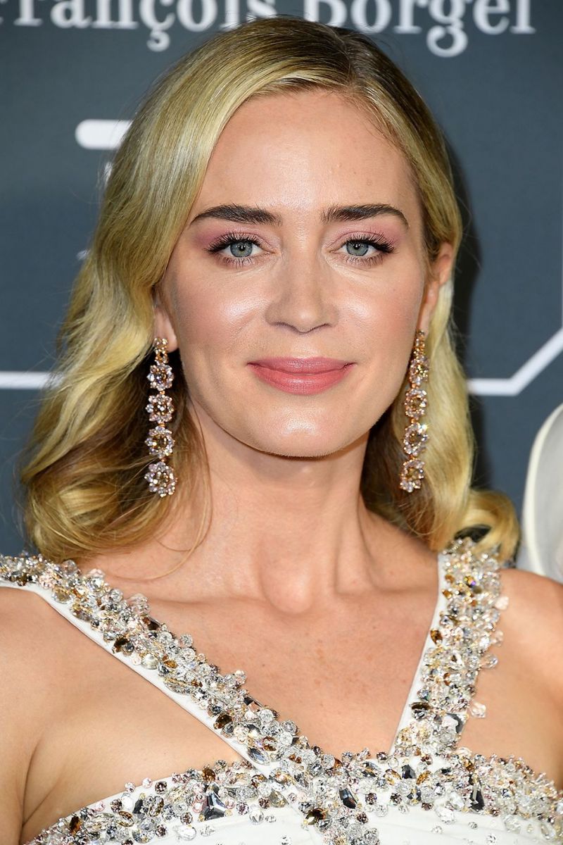 critics-choice-awards-2019-best-beauty-looks-emily-blunt-1547456139