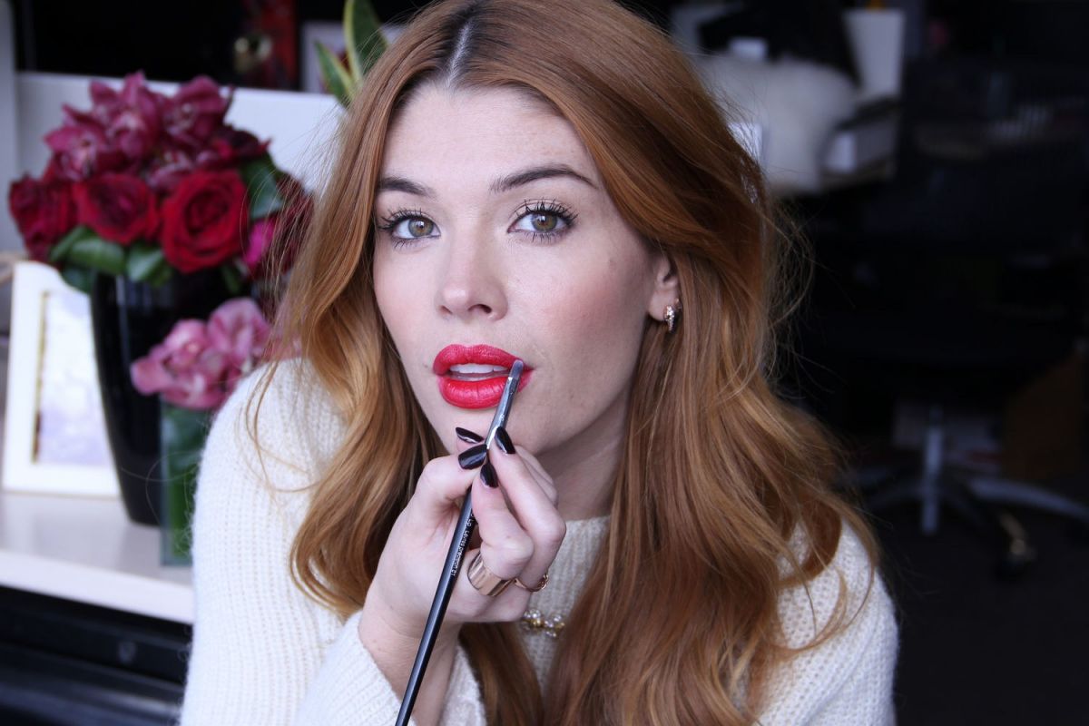 beauty-2015-02-avon-red-lip-progress-main