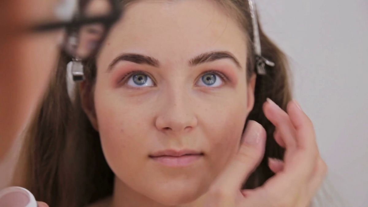 close-up-shot-professional-make-up-artist-applying-cream-base-eyeshadow-primer-to-model-eye-beauty-makeup-and-fashion-concept_hki4fo4vg_thumbnail-full01