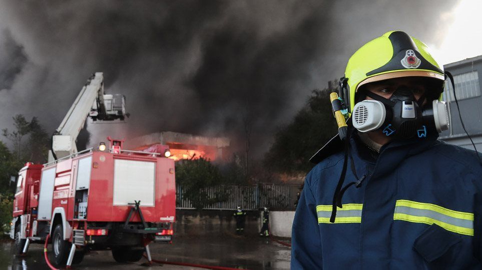 Φωτιά στη Μεταμόρφωση: Εργοστάσιο πλαστικών καίγεται από ...